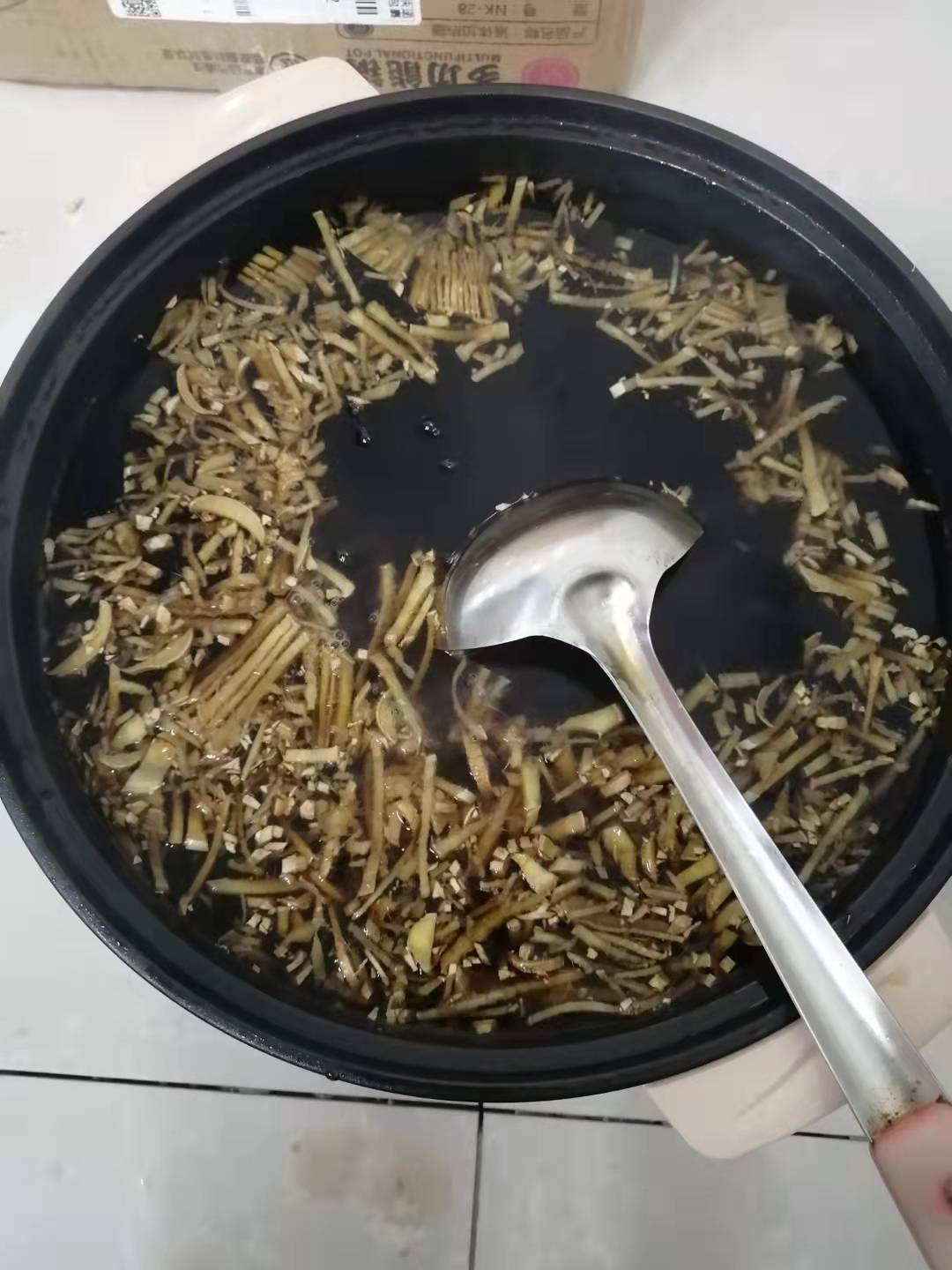  2004班班主任为学生熬制姜汁可乐 