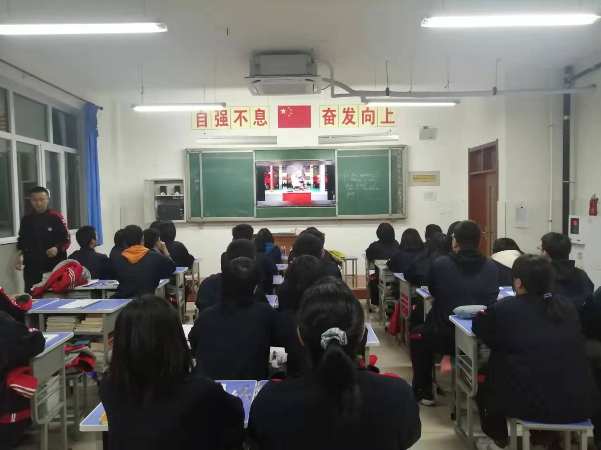 高中部同学观看消防安全公开课