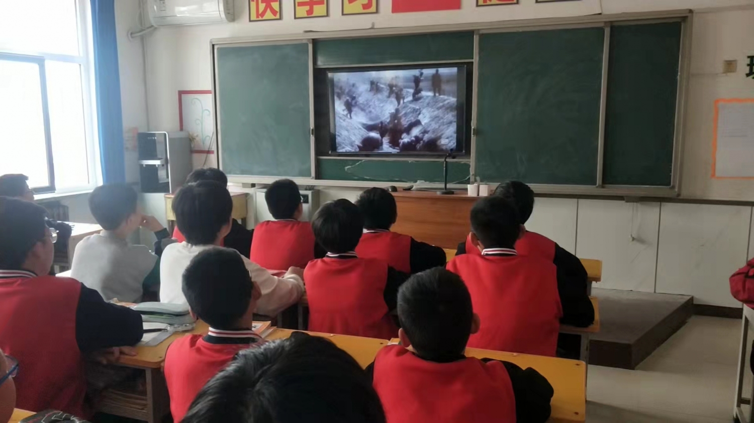 为缓解孩子们的情绪，学校安排利用大课间让孩子们看电影！