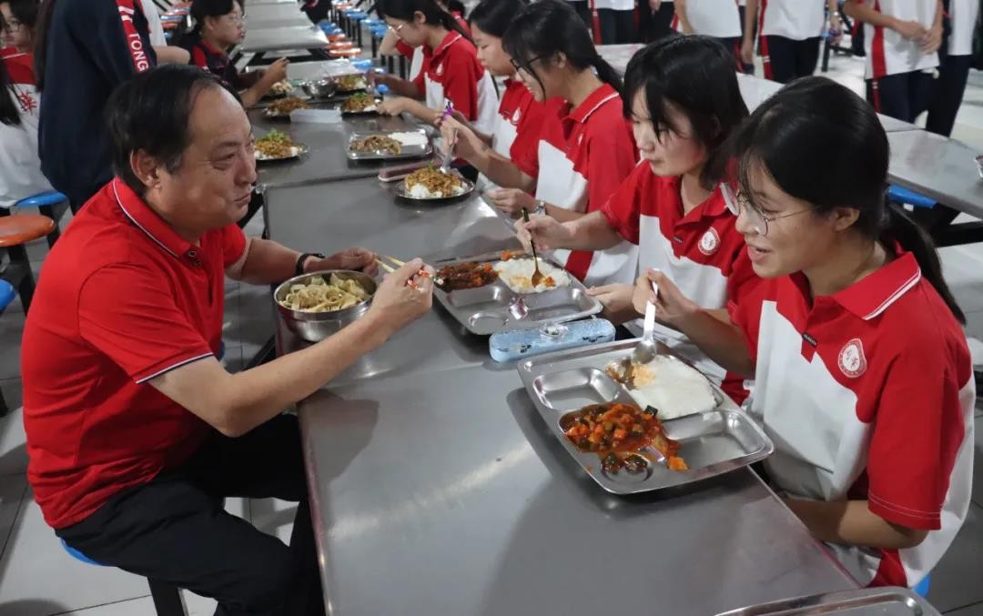  “陪”出温度 “餐”见责任——校长陪餐守护学生舌尖安全 