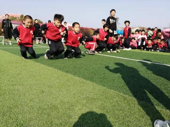 同华小学一二三年级学生举行趣味运动会