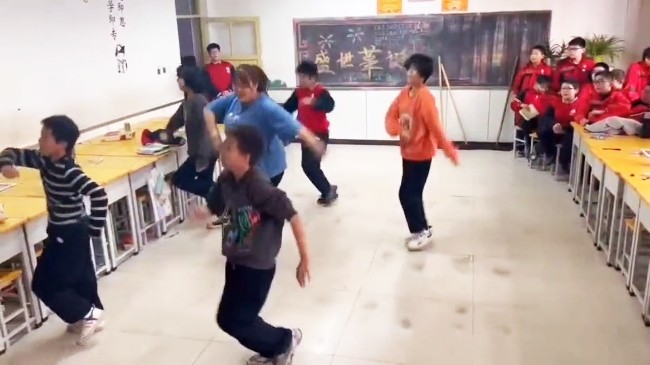 快来看！小尹老师和学生们的舞蹈